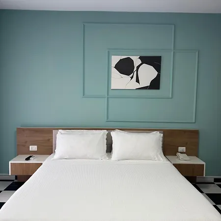 Compas Boutique Голем