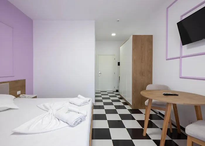 מלון Compas Boutique 4*