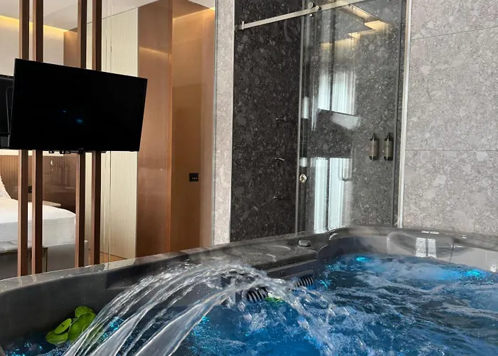 Compas Boutique Golem (Tirana)