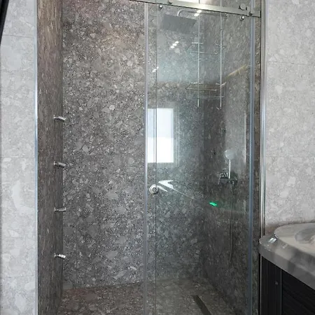 Compas Boutique Golem (Tirana)
