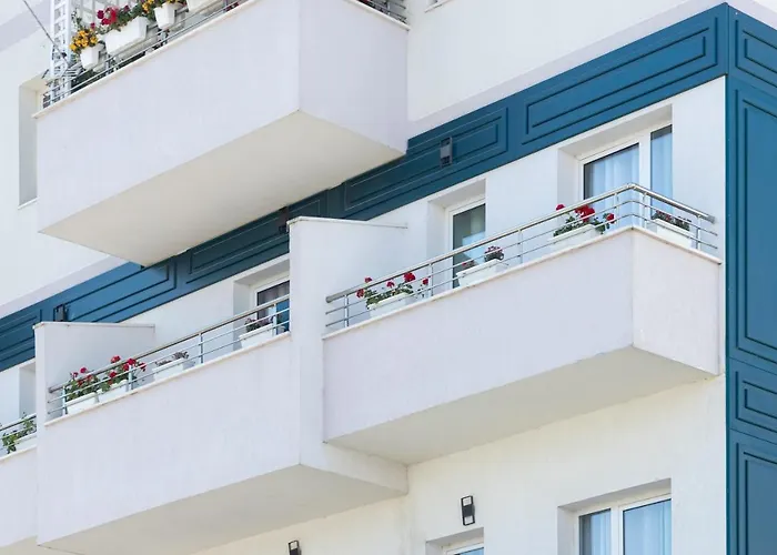 Compas Boutique Golem (Tirana)